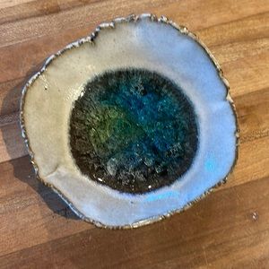 4”x4” natural circle shaped jewelry dish with shimmer resin base inside